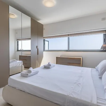 New Top Floor Enjoy Opening Views *